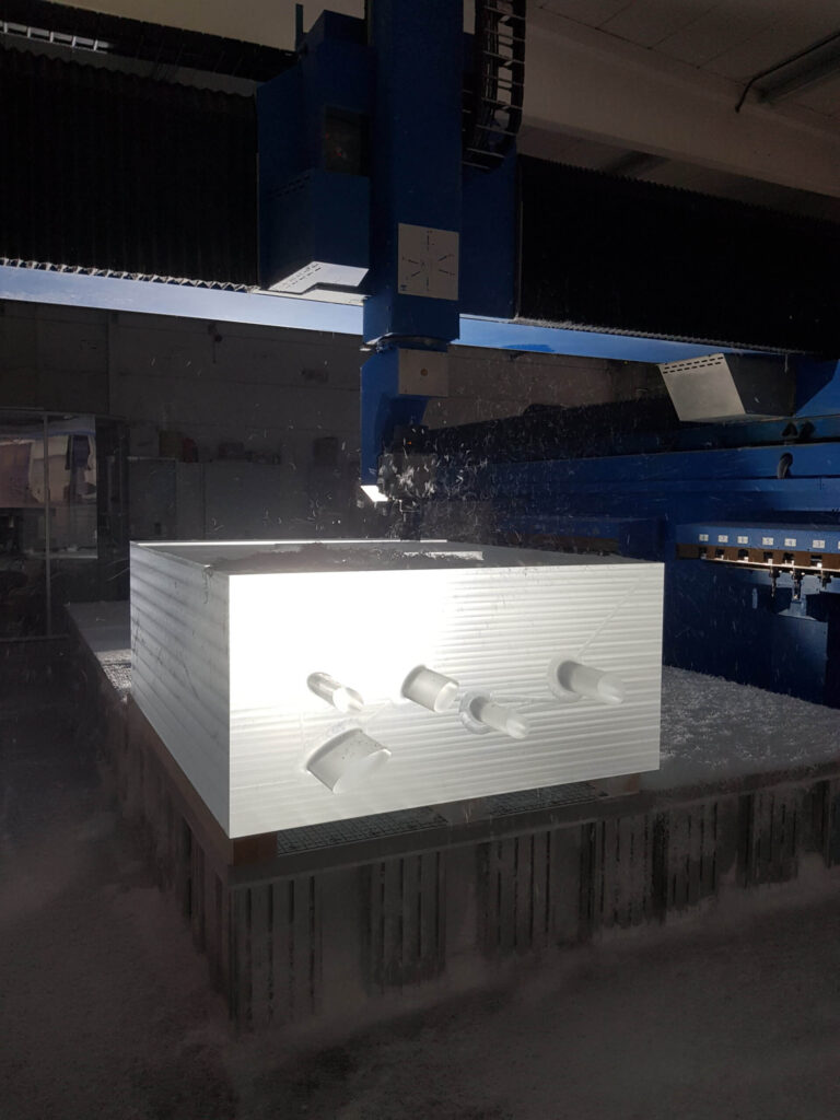 Fräsvorgang Plexiglas® Block bei Heinz Fritz GmbH für die Verarbeitung zum Louboutins Kristallschuh